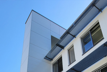 Verkleidung Lüftungsturm mit weißen Aluminium Dangel-Paneelen